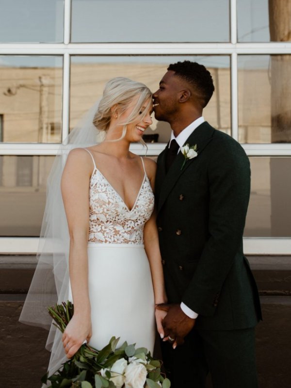 capa post: cropped-classic-meets-cool-in-this-industrial-dallas-wedding-at-howell-and-dragon-brooke-taelor-17-700x1050-1.jpg