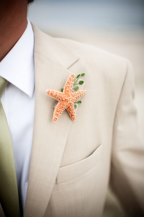 lapela do noivo de estrela do mar para casamento na praia