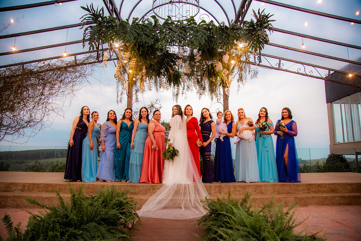 Noiva e madrinhas com vestidos azuis na capela de cristal