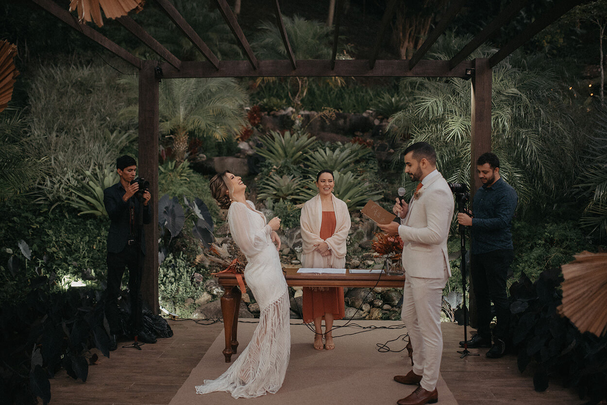 Noiva rindo durante a cerimônia de casamento