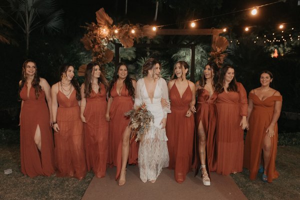 capa post: Madrinhas de casamento com vestido terracota