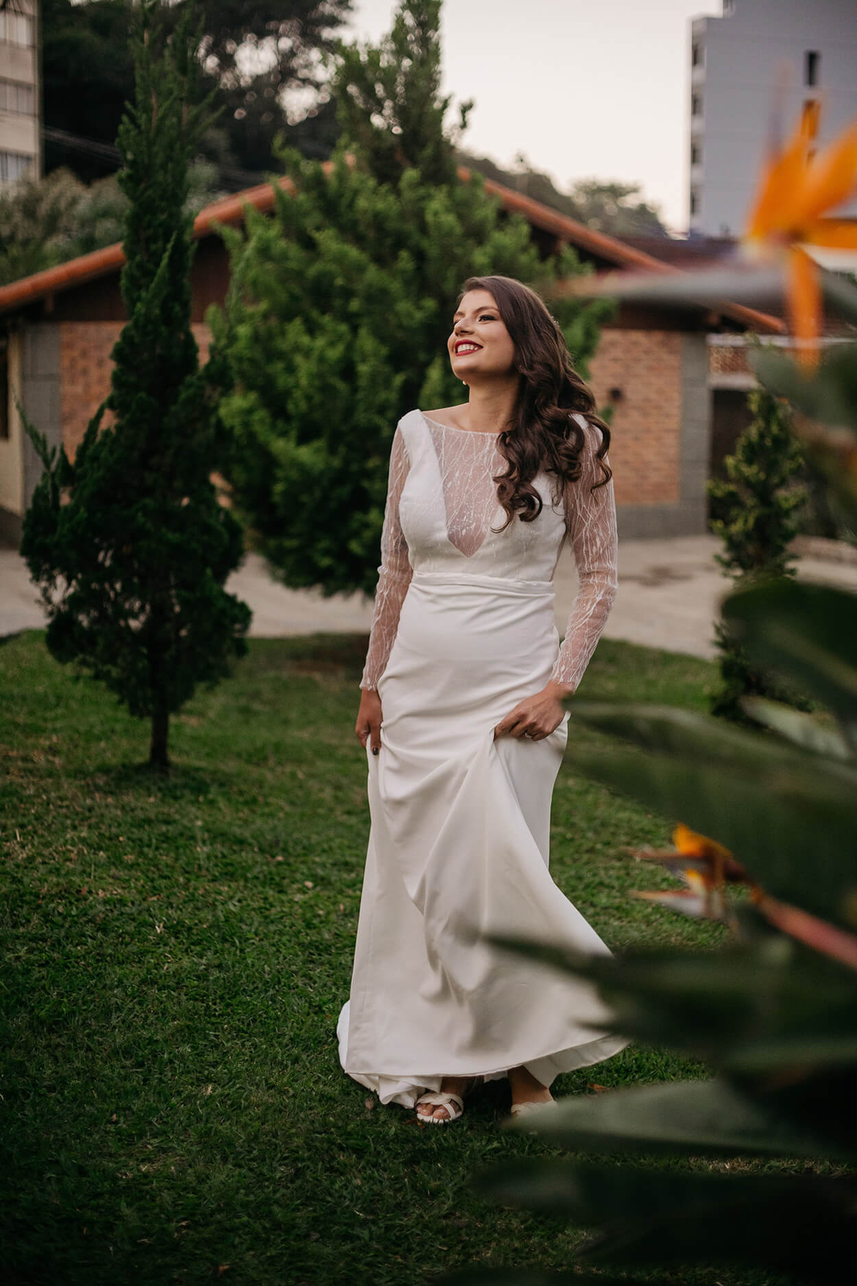 Mulher com vestido de casamento minimalista