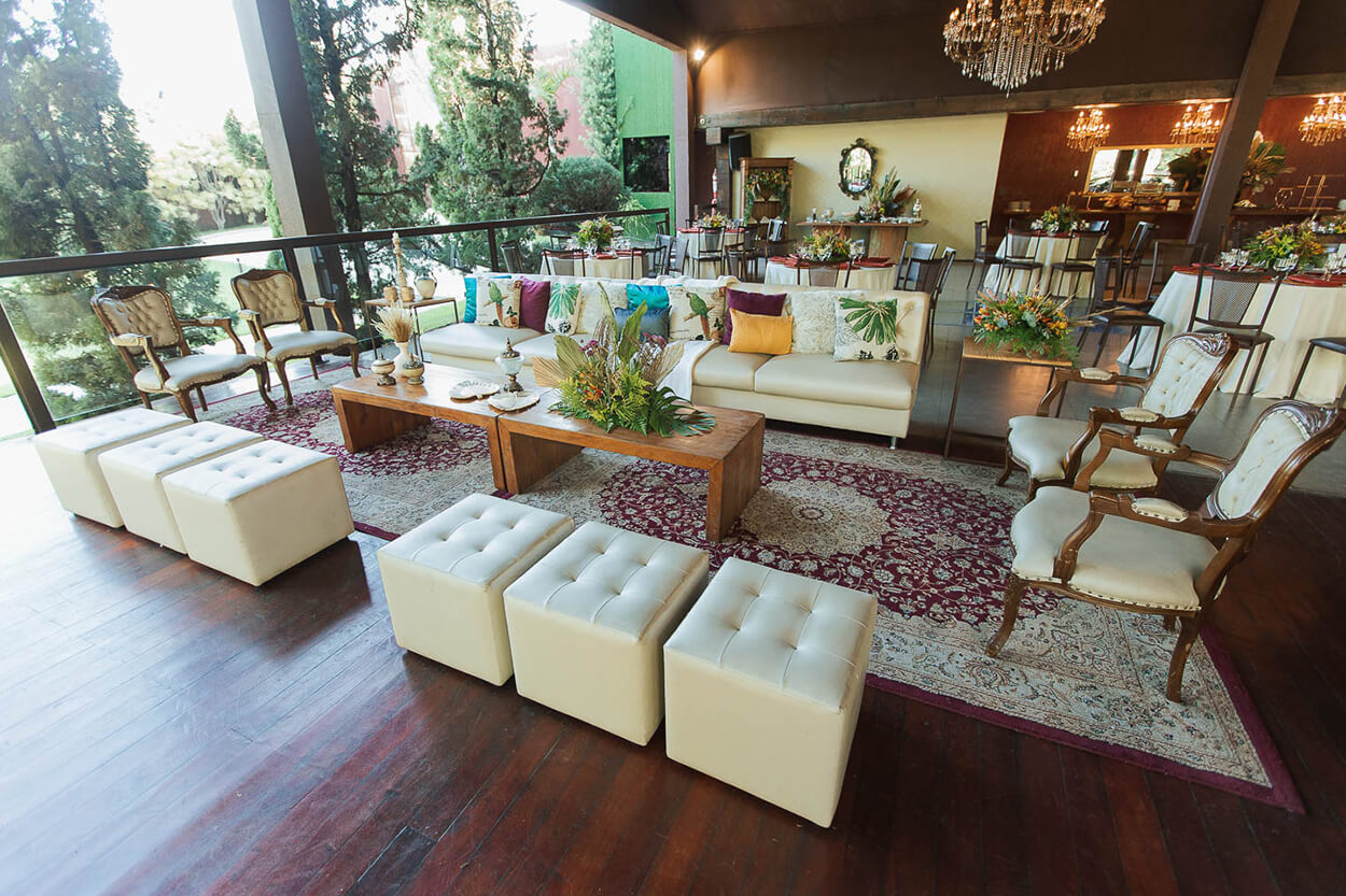 Sala com sofá pufs e cadeiras brancas