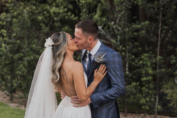 capa post: Noivos se beijando