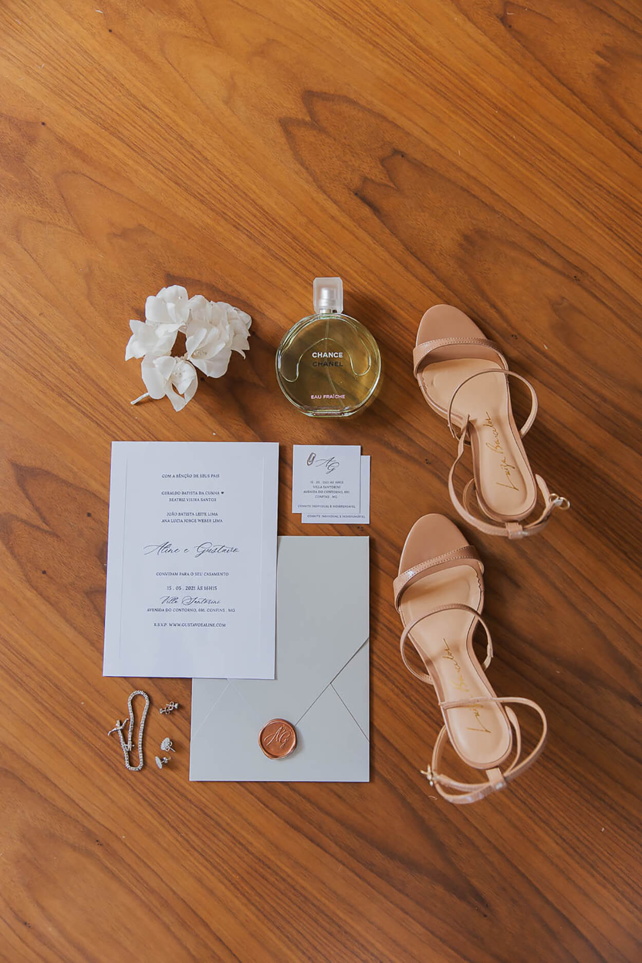 Convite de casamento branco sandália rose e perfume no chão