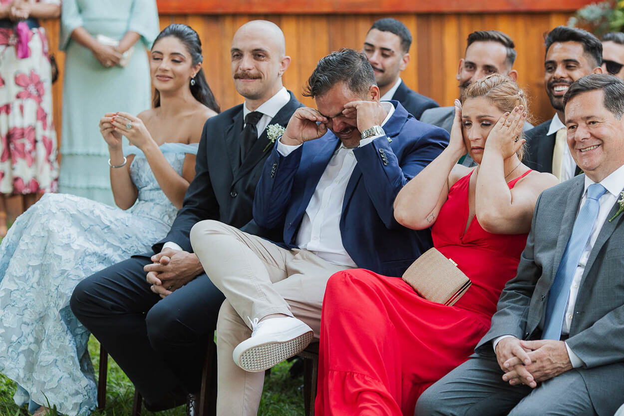 Convidados se emocionando durante o casamento