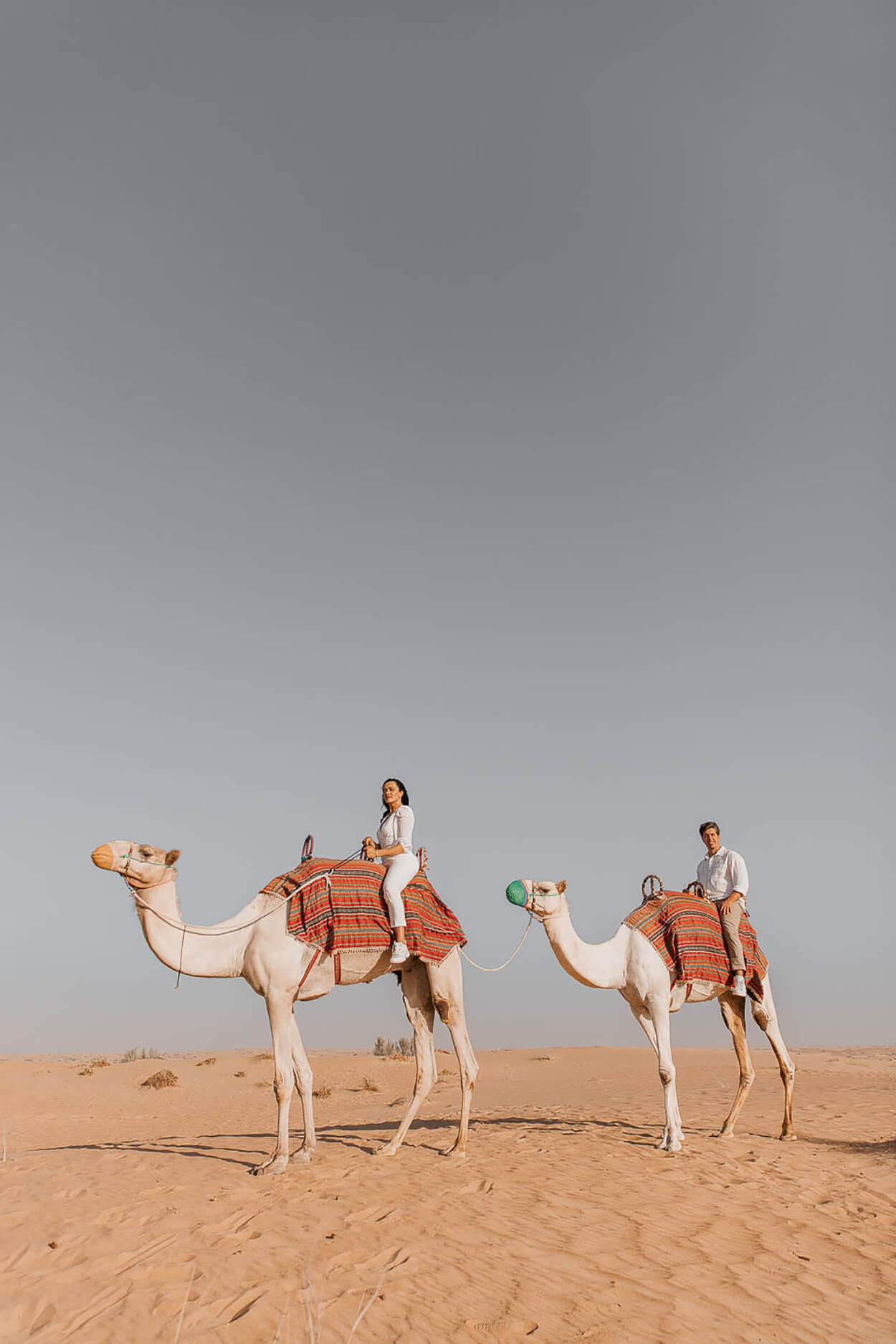 Casal andando em camelo