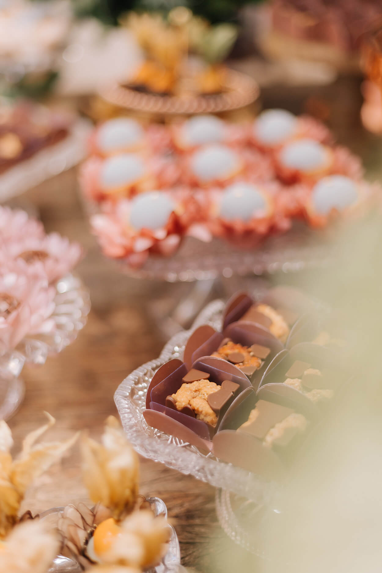 Mini bandejas de acrílico com doces de casamento em forminhas coloridas