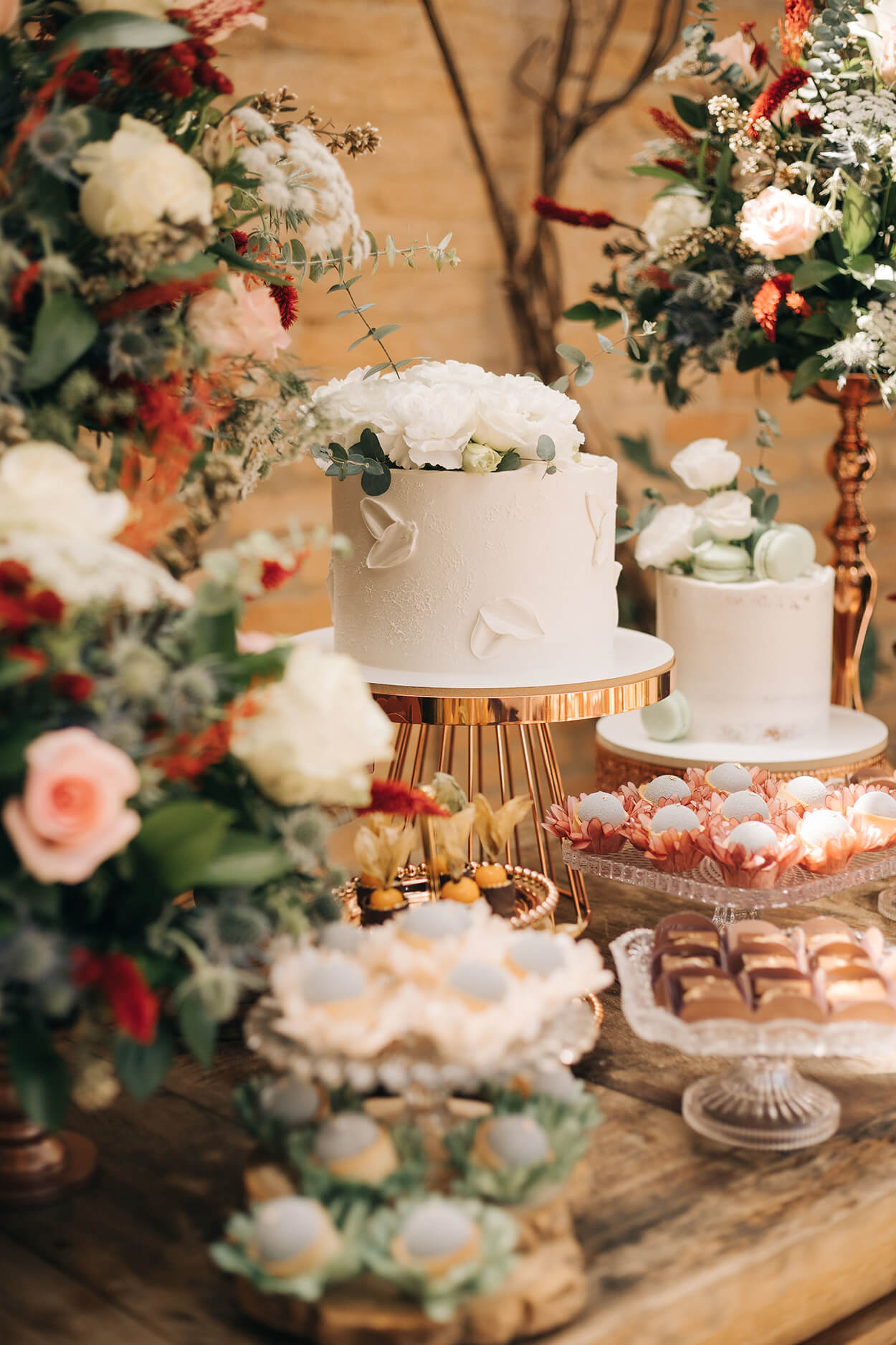 Dois bolos de casamenot branco, doces de casamento e flores