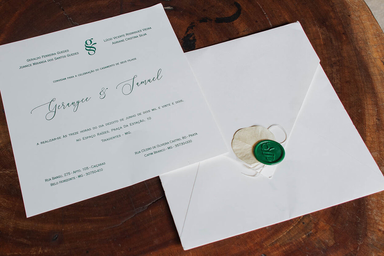 Convite de casamento branco com lacre de cera verde 