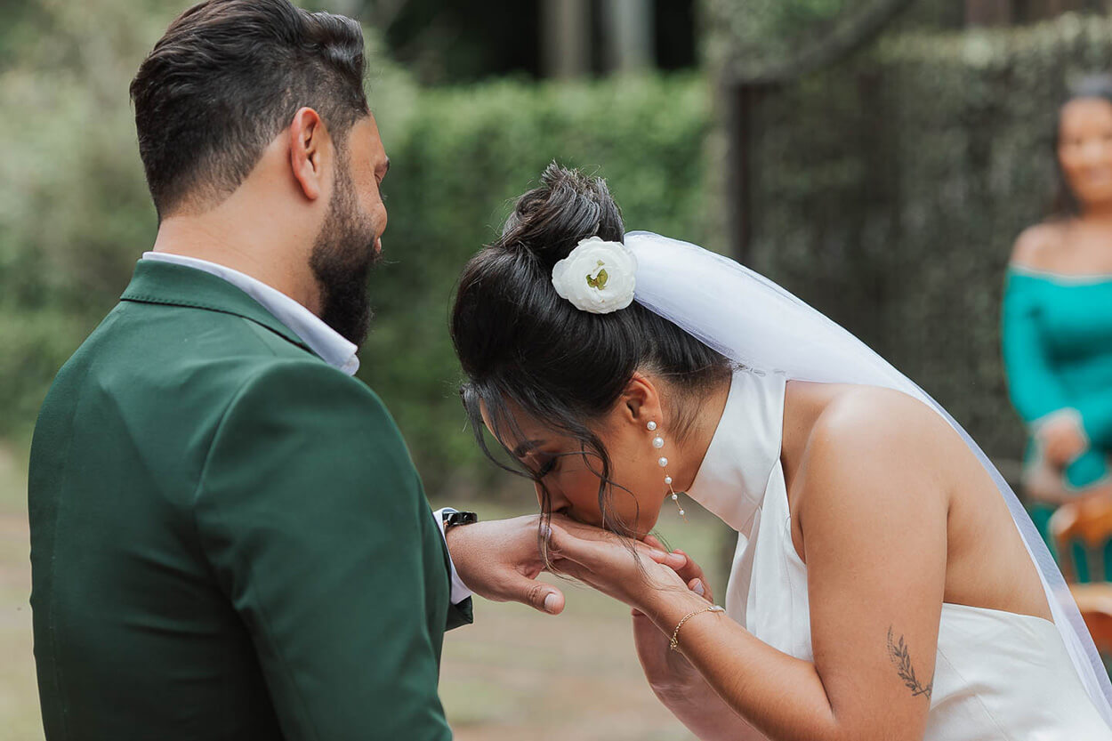 Noiva beijando a mão do noivo