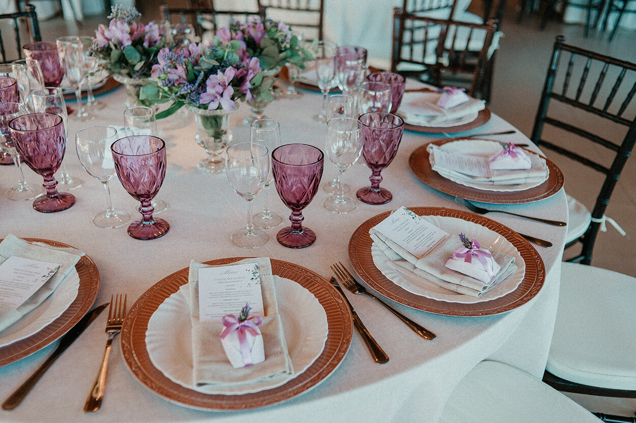 Mesa posta branca com taças rosa