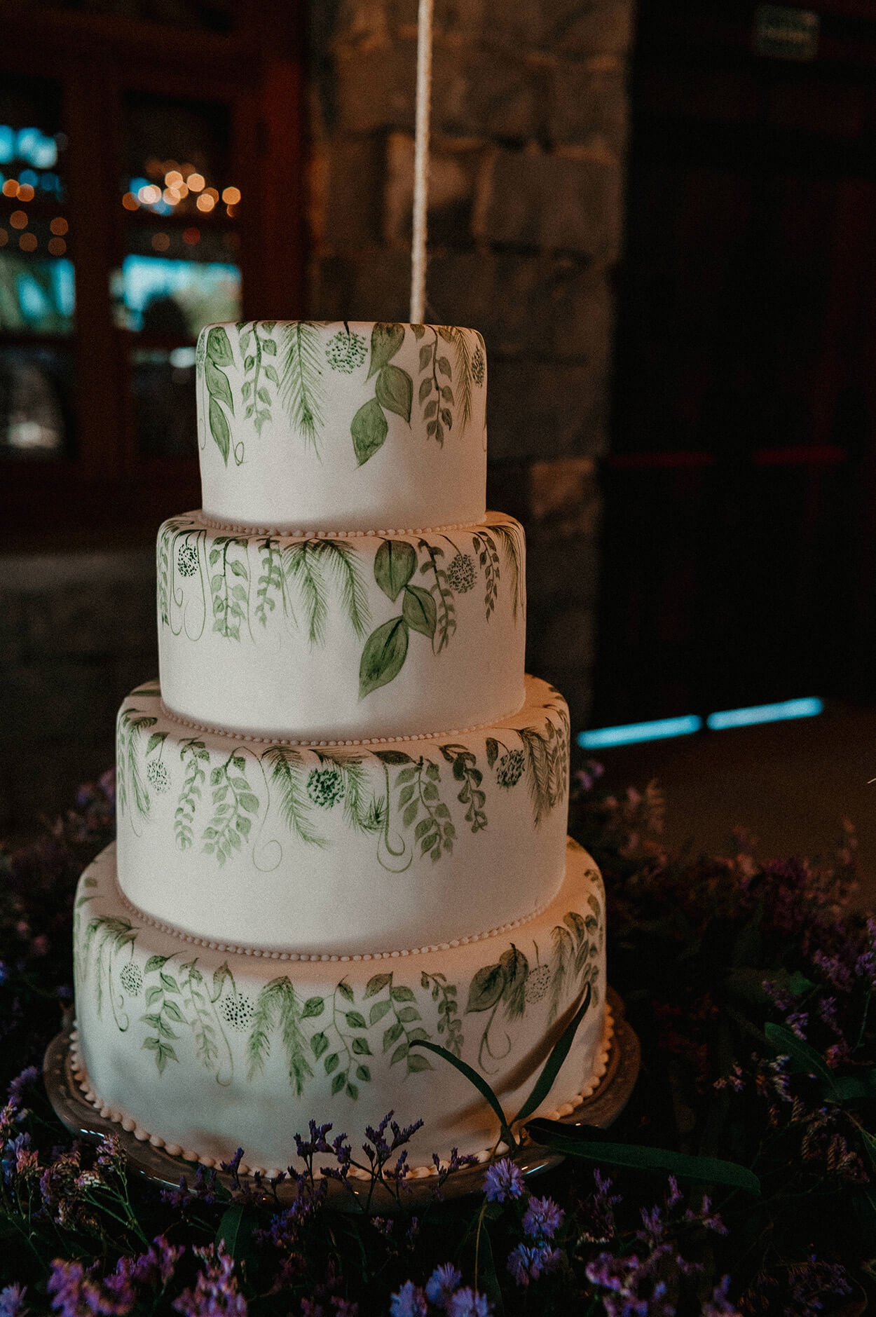 bolo de casamento branco com folhas pintadas