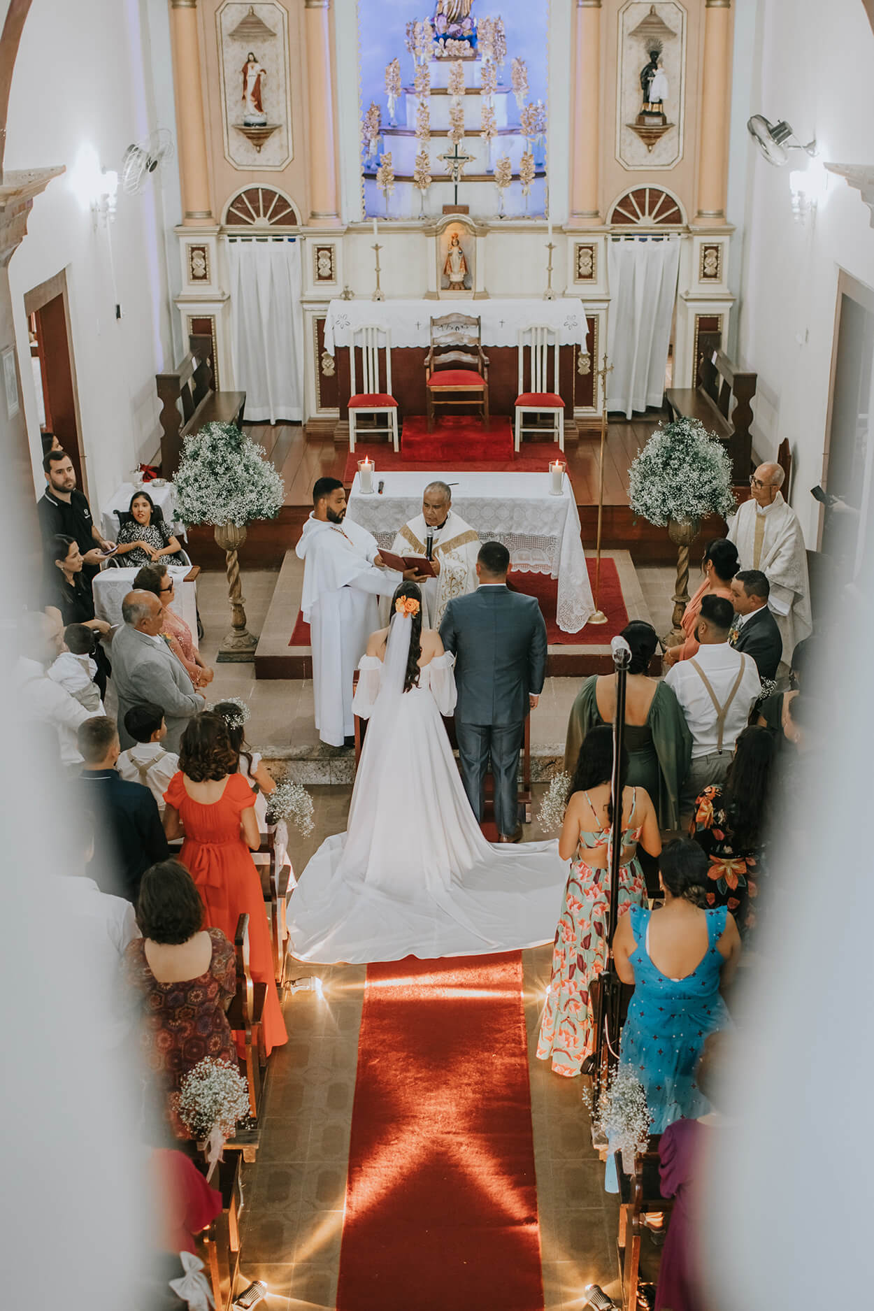 Visão de cima de casamento na igreja de Nossa Senhora da Conceição