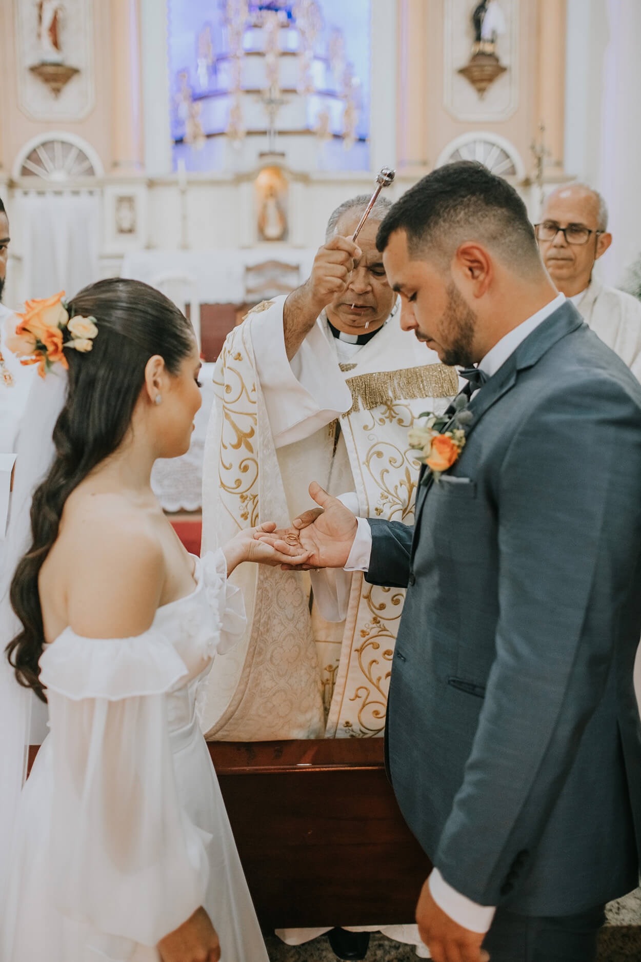 Padre abençoando os noivoss no casamento na igreja de Nossa Senhora da Conceição