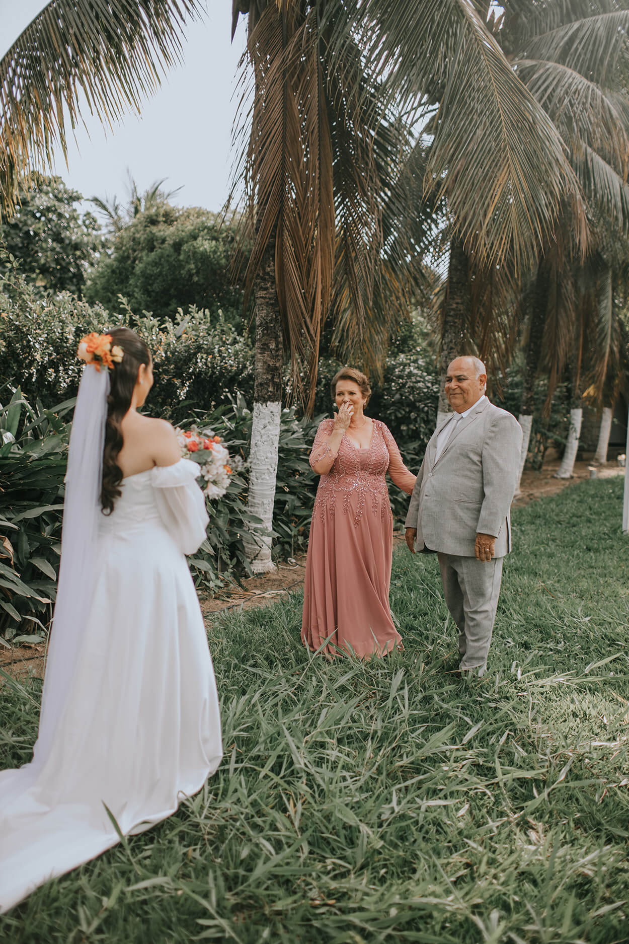 Pais da noiva emocionados ao verem a filha com vestido de noiva longo e véu longo