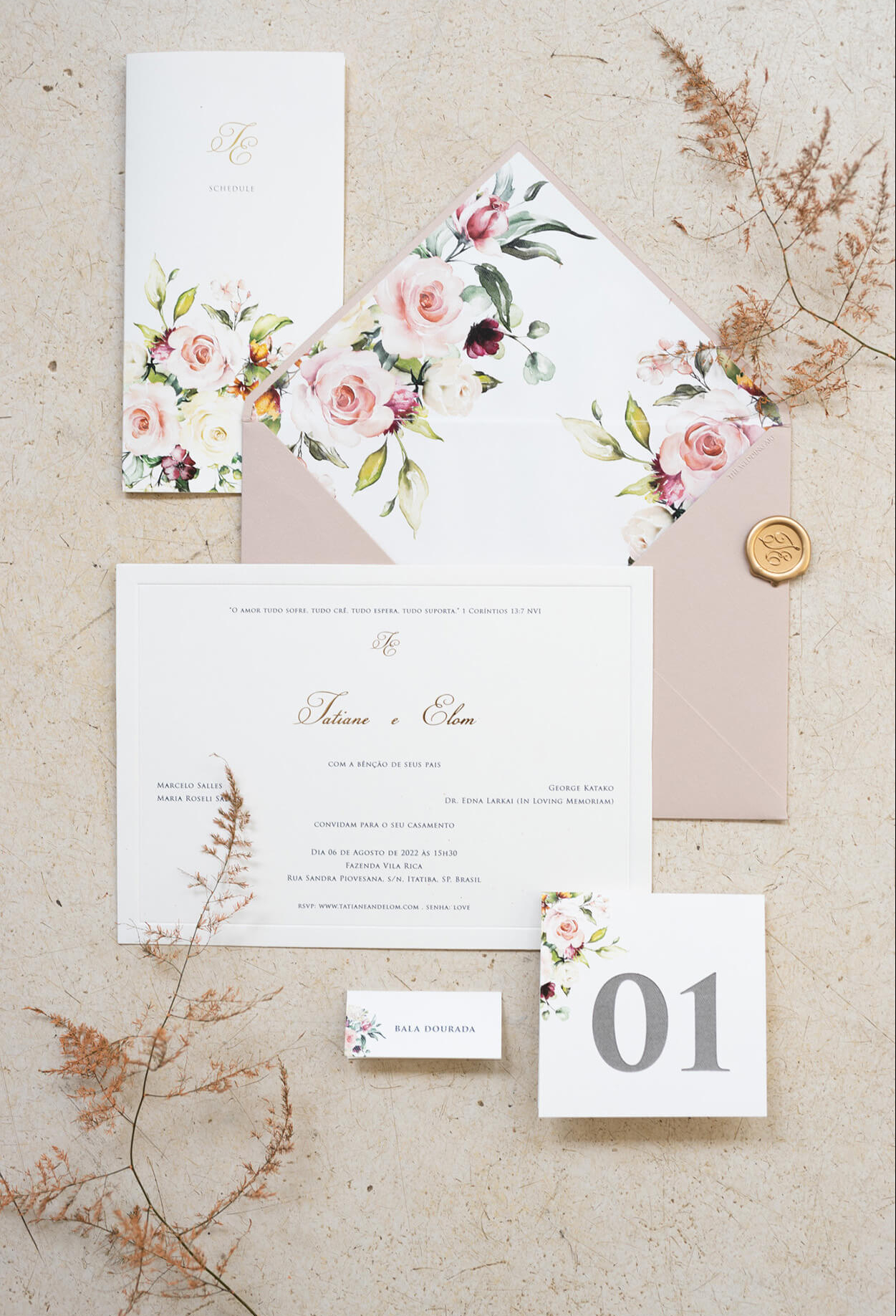 Convite de casamento branco com flores rosas