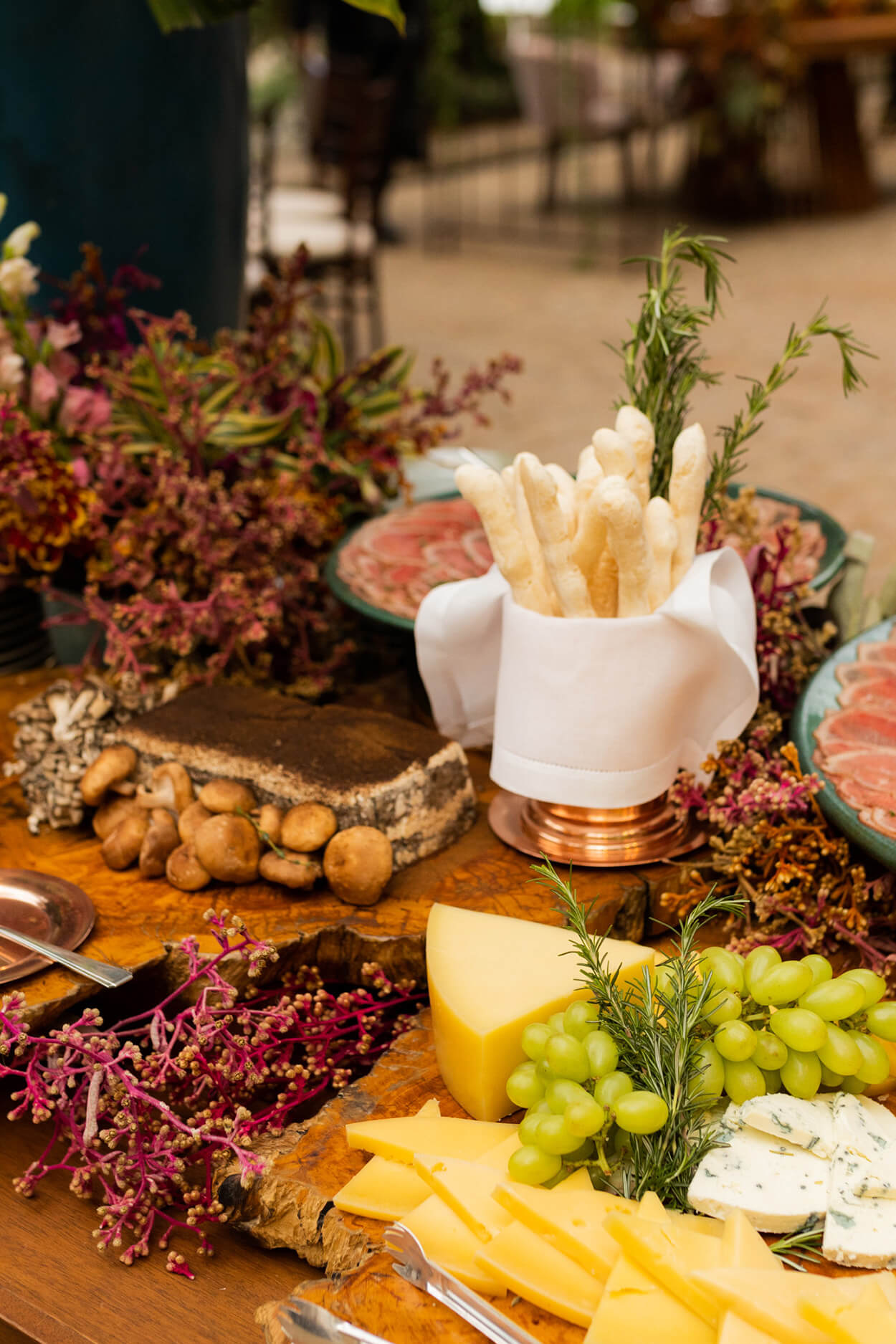 Mesa com cogumelos, frutas e queijo na mesa
