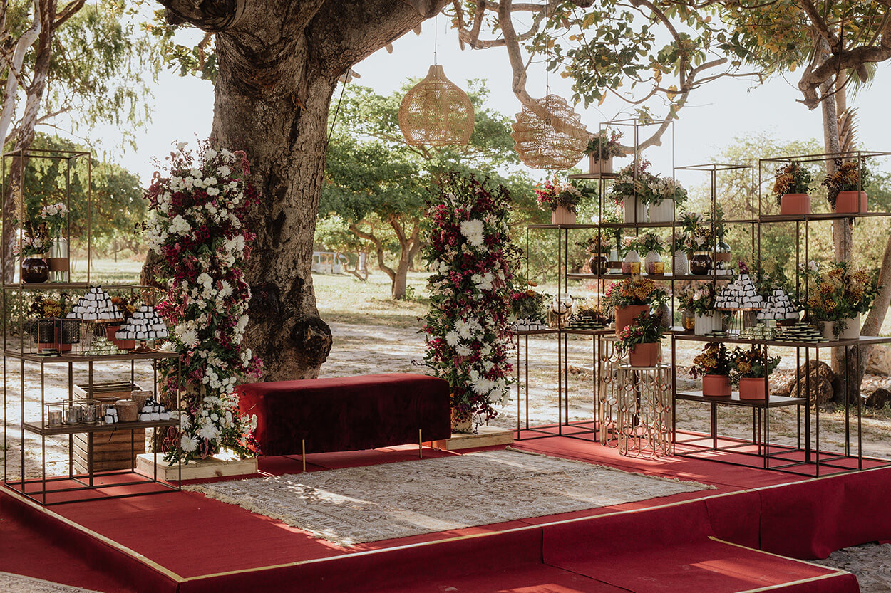 Altar para casamento com veludo vermelho e flores brancas e vinho