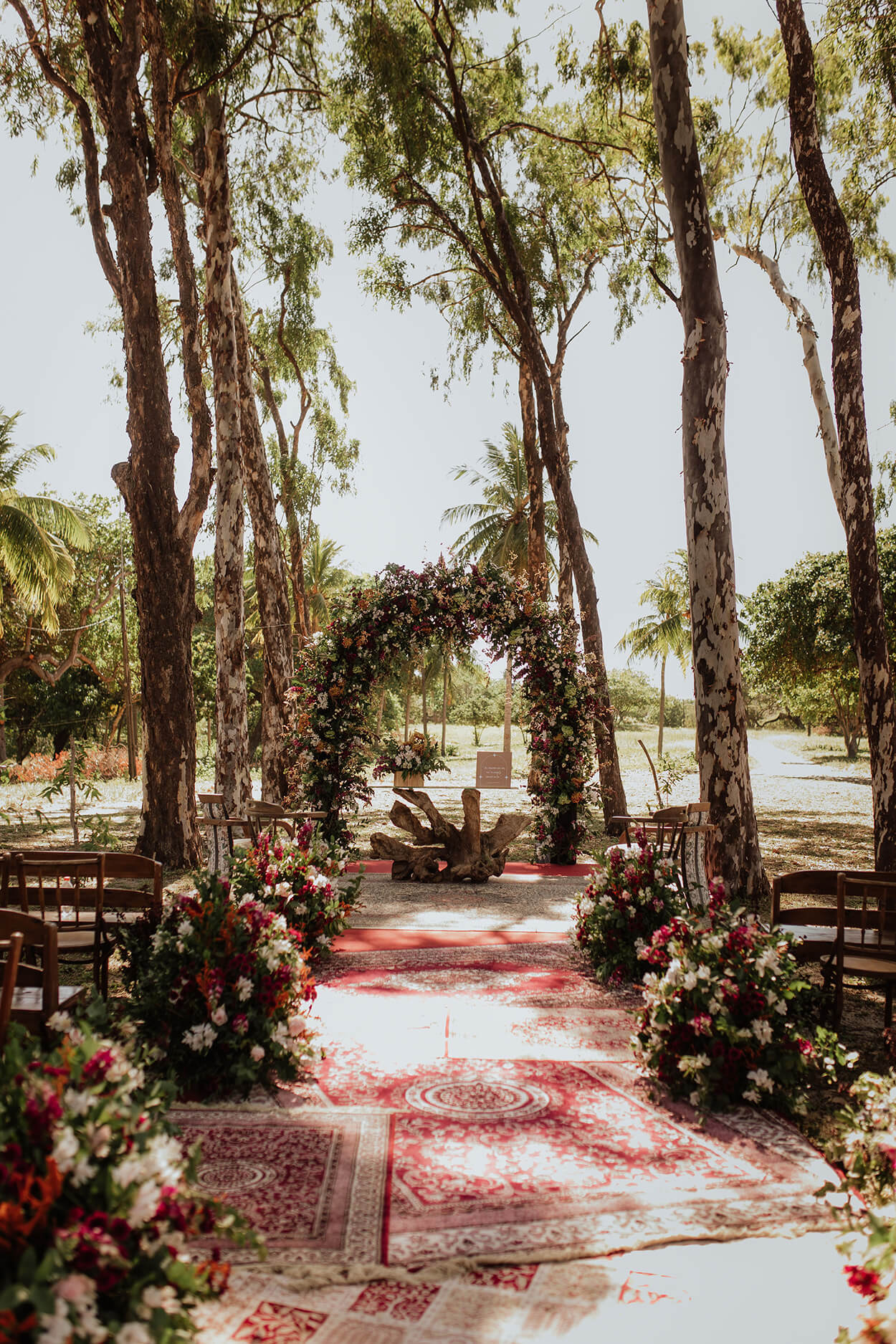 Altar e arranjos vermelhos e brancospara casamento no jardim