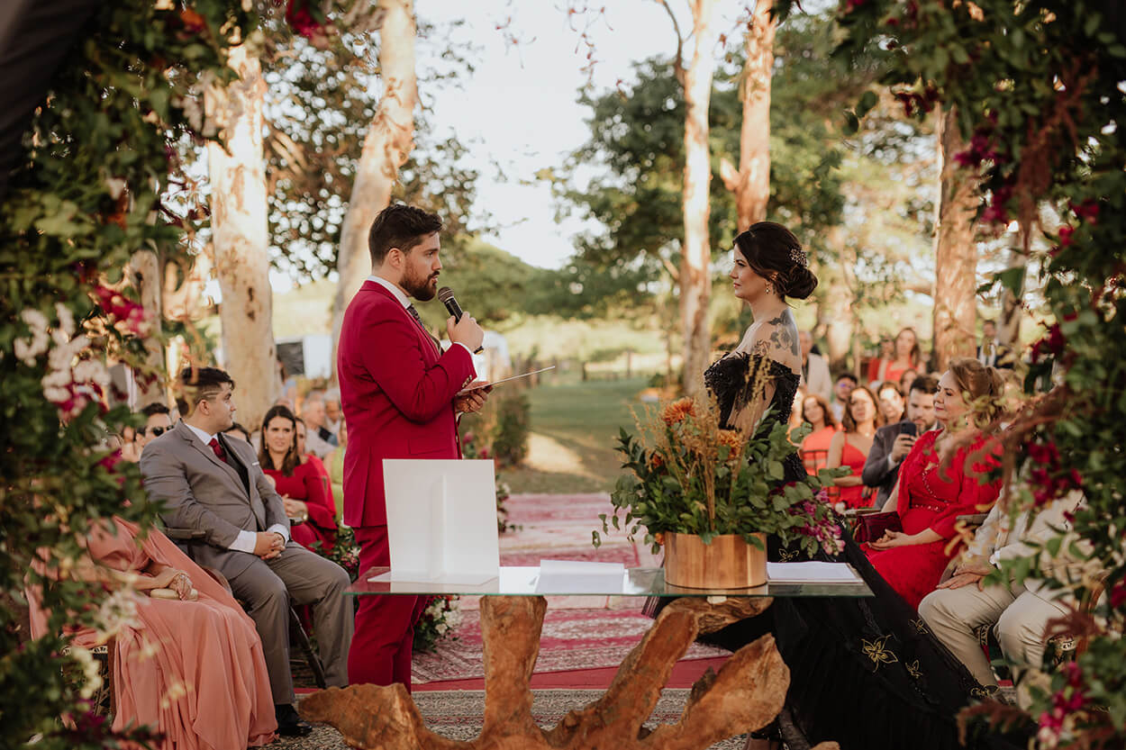 Noivos trocando votos no altar de casamento no campo
