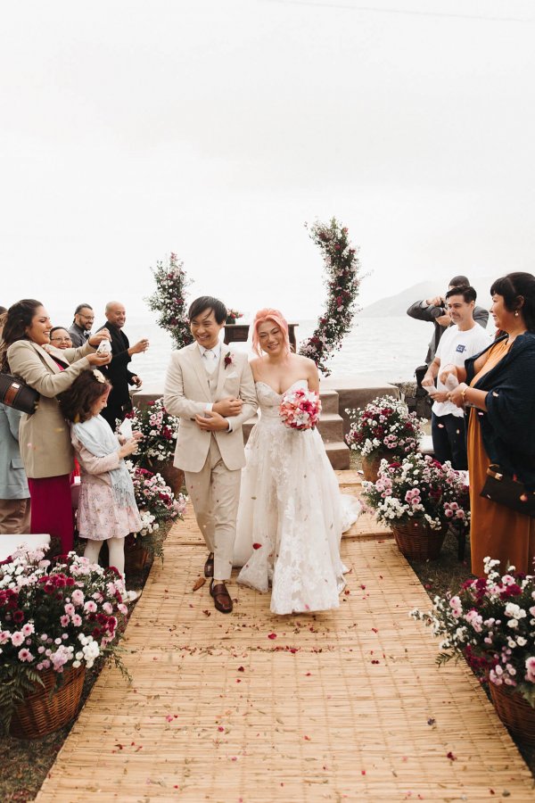 capa post: Saída dos noivos e convidados jogando flores