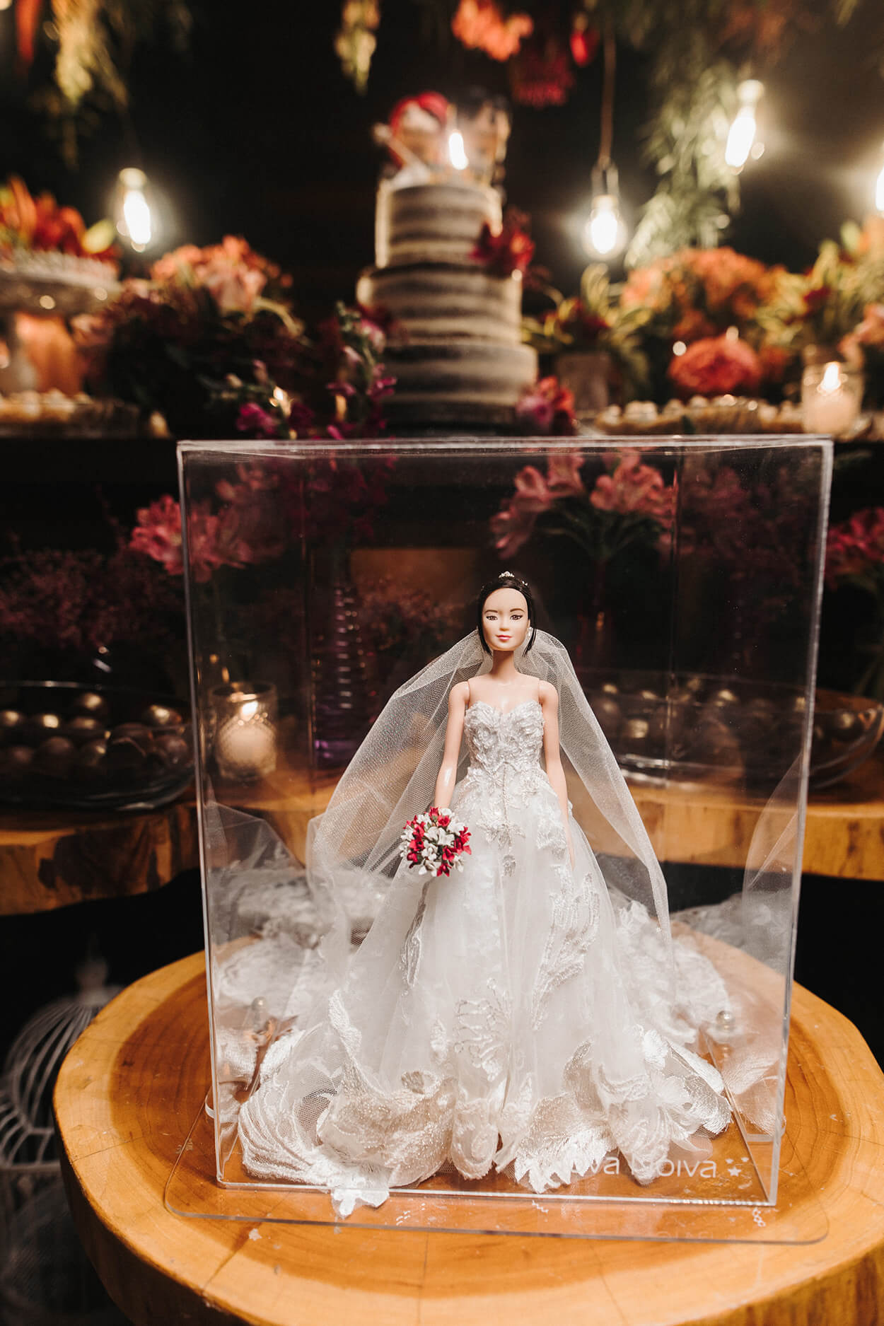 Caixa transparente com boneca vestida de noiva