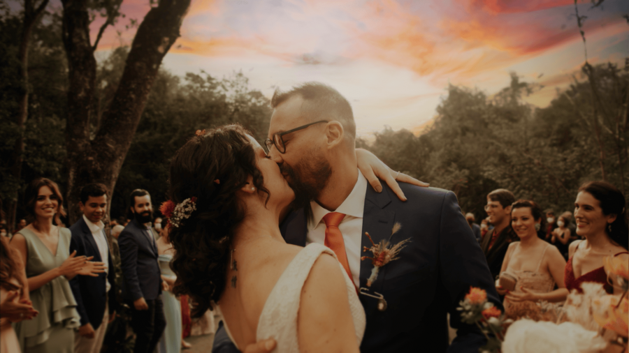Casal se beijando após saída do casamento. Frame de vídeo de Casamentalista Filmes