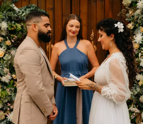 capa post: casal no altar trocando votos de casamento emocionantes com celebrante Márcia Henz ao fundo