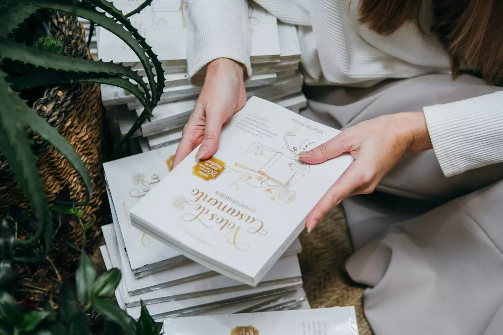 Mão de mulher segurando o livro votos de casamento emocionantes
