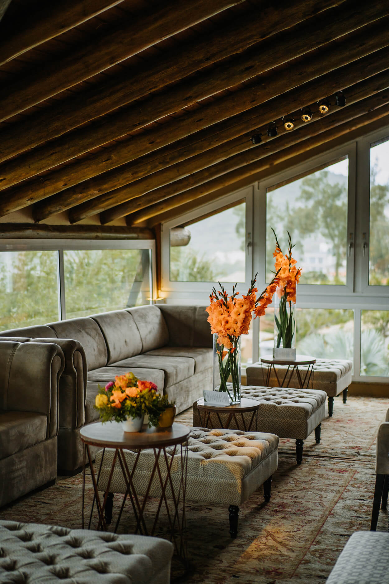 Lounge com flores laranjas