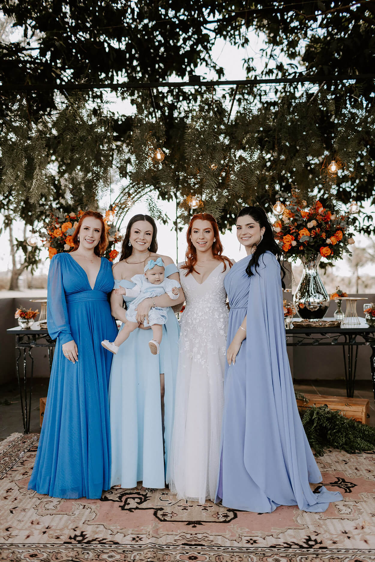 Noiva e três mulheres com vestidos azuis