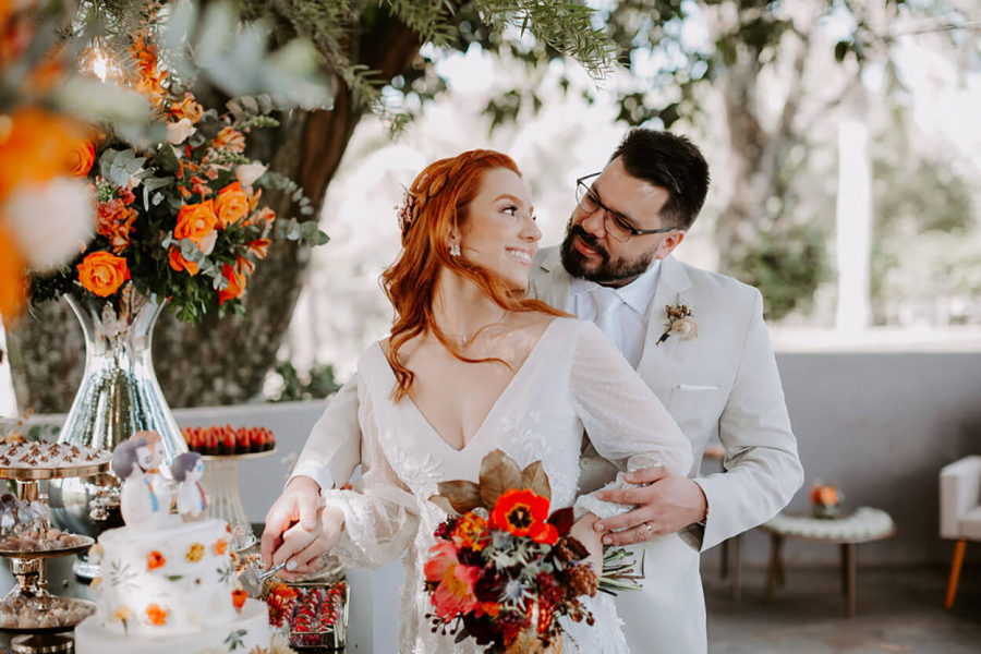 Celebração boho combina azul pastel e laranja vibrante no campo