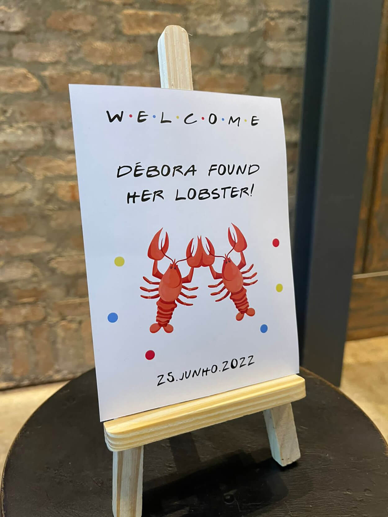 Plaquinha de boas vindas com lagostas desenhadas com referências de friends