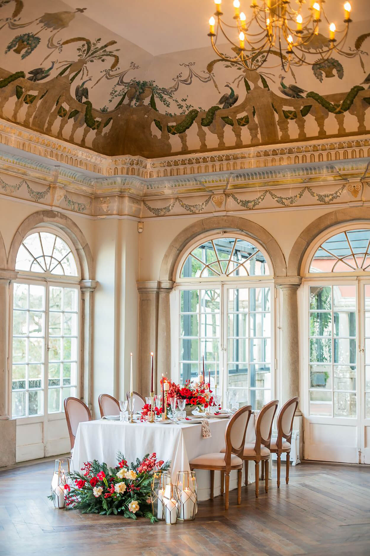 Salão clássico com mesa com toalha branca com mesa posta