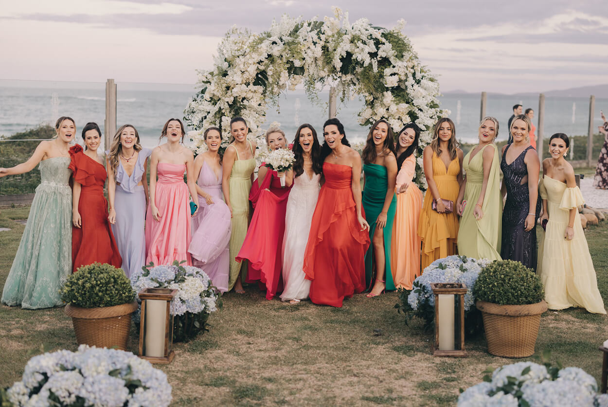 Noiva com vestidos de madrinha coloridos