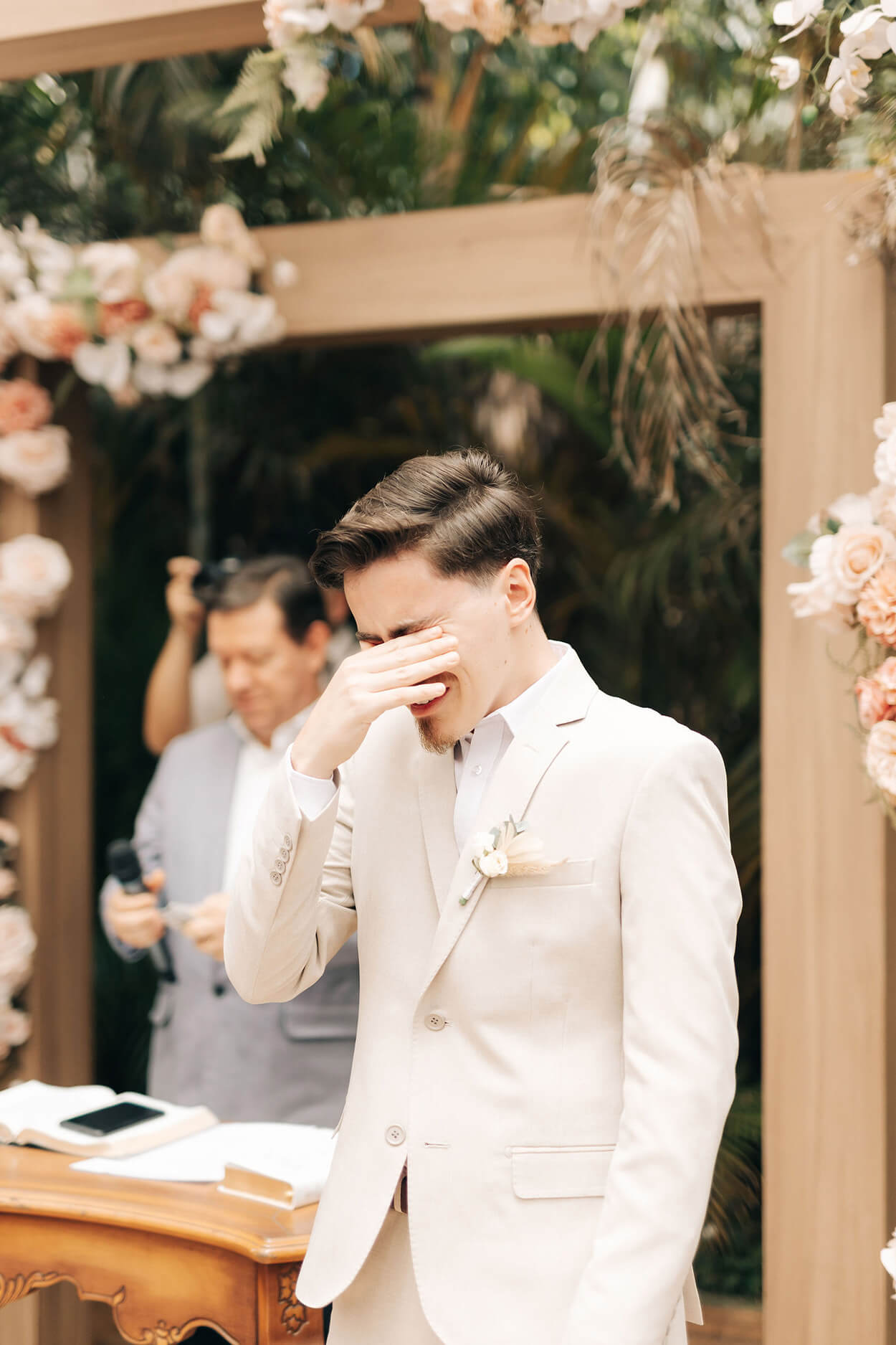 Noivo chorando enquanto vê a entrada da noiva