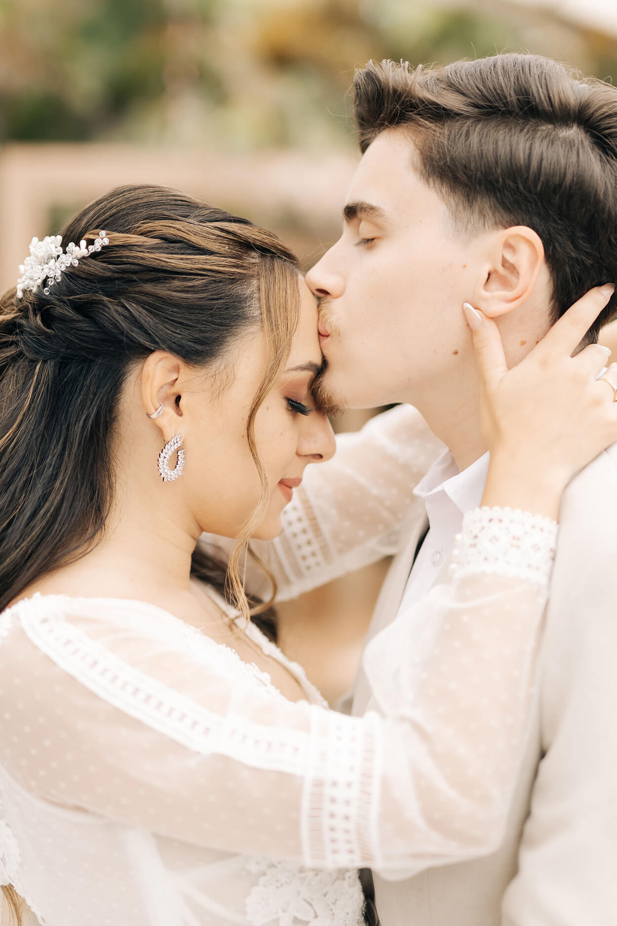 Noivo beijando a testa da noiva