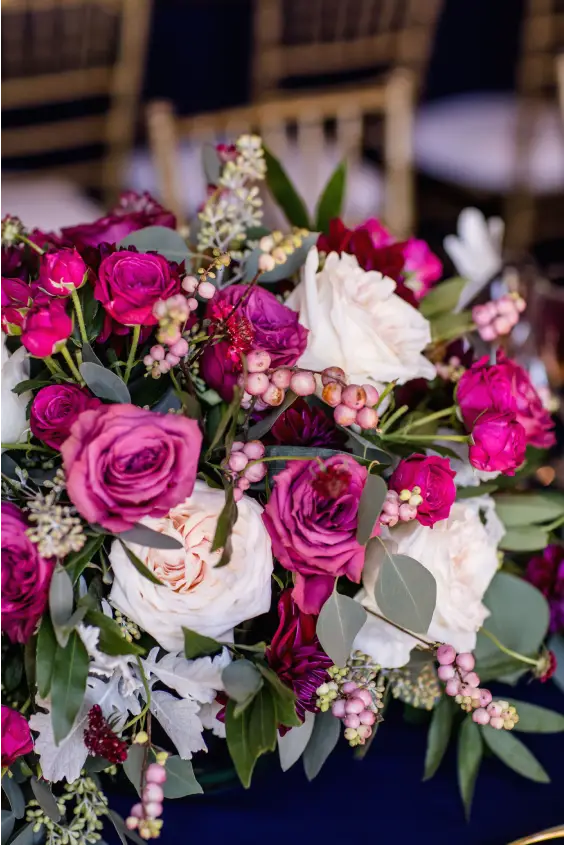 arranjo floral com rosas creme e rosas magenta