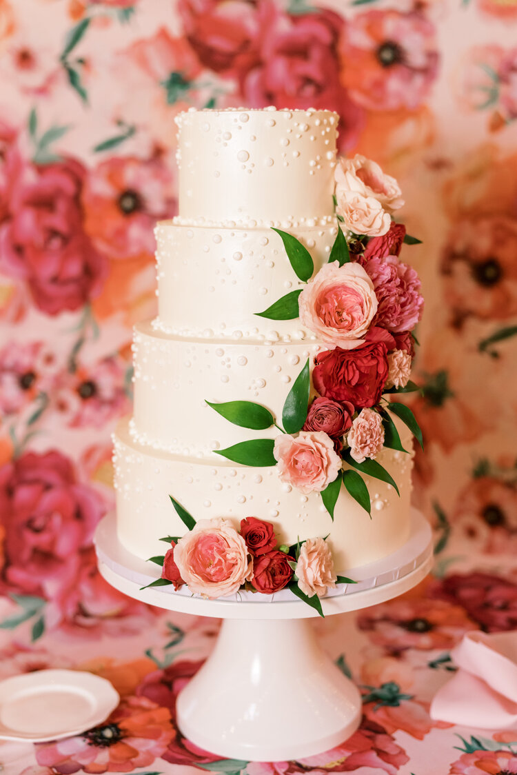bolo de casamento brando de quatro andares com pérolas e aplicação de flores naturais em tons de rosa