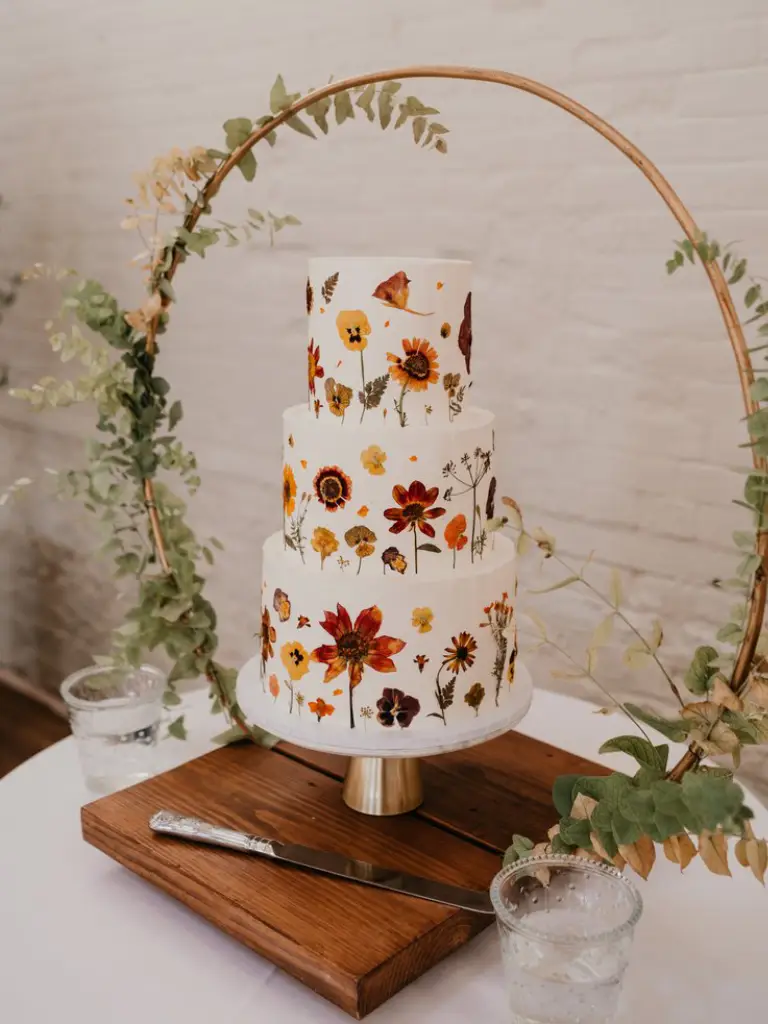  bolo-de-casamento-com-flores-prensadas-e-arco