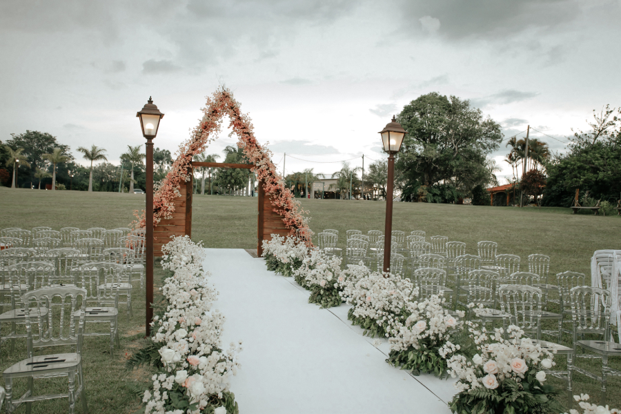 Casamento com cerimônia all white e decoração romântica no campo