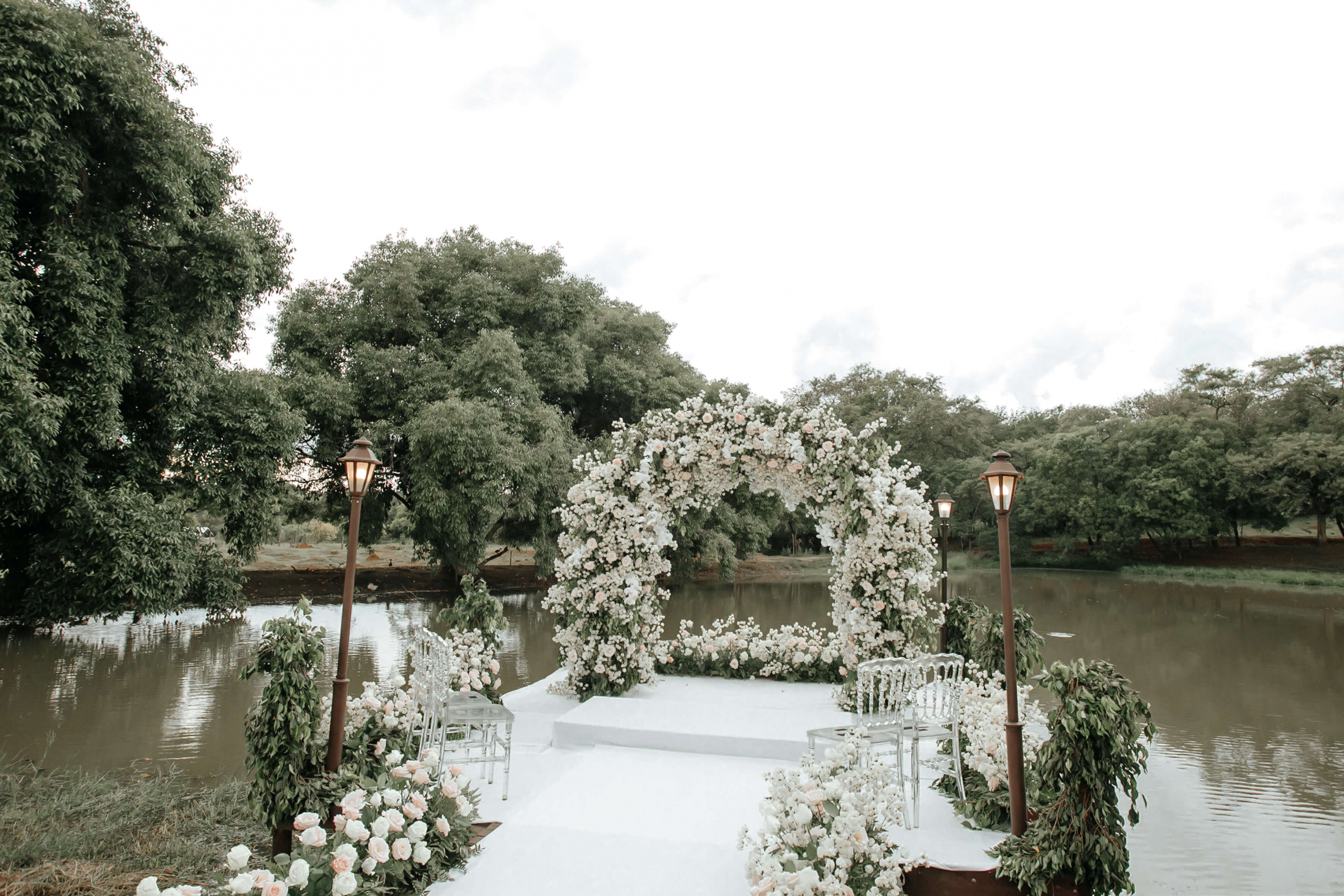 Casamento com cerimônia all white e decoração romântica no campo