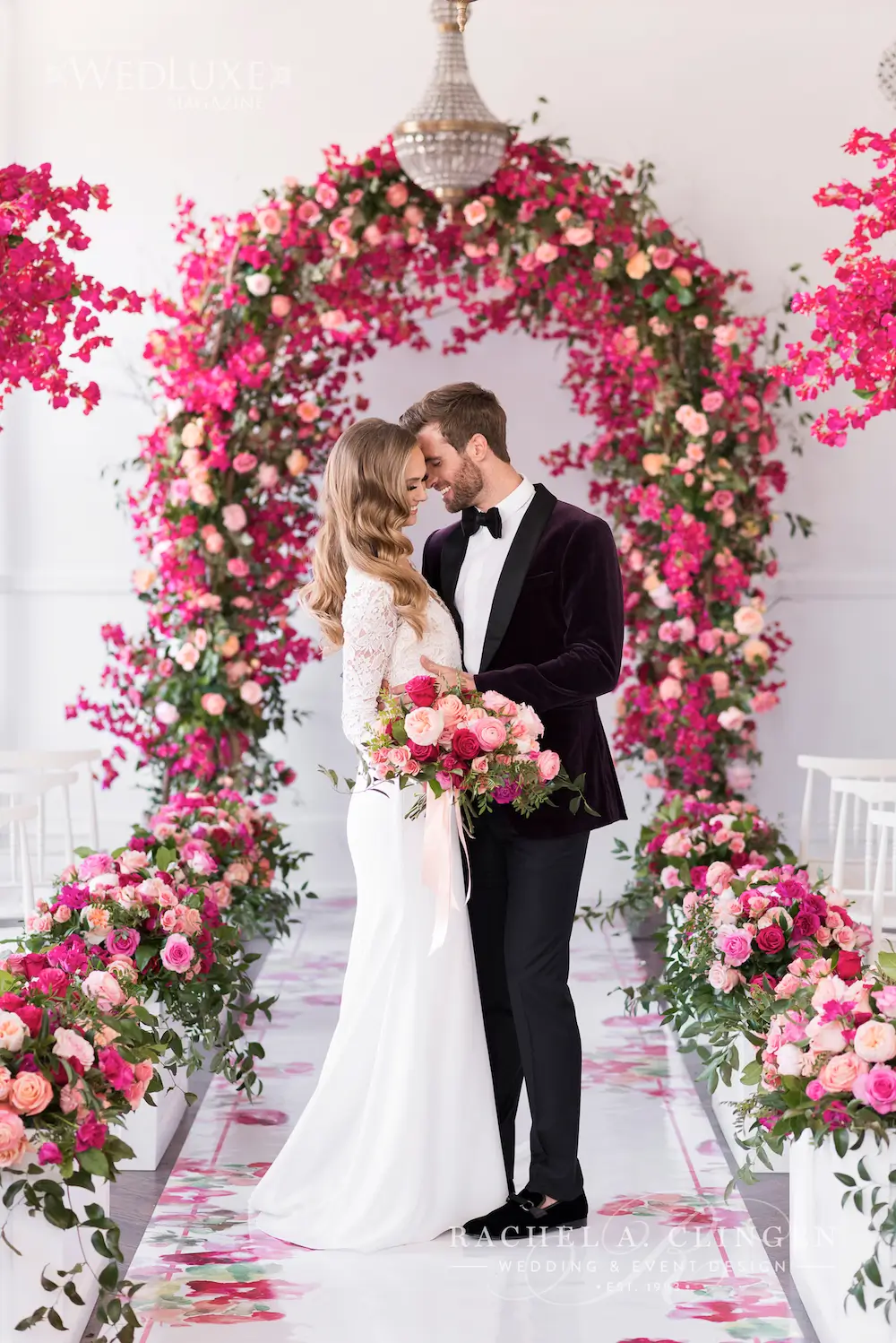 foto de noivos em frente ao altar de casamento com decoração florida em tons de rosa