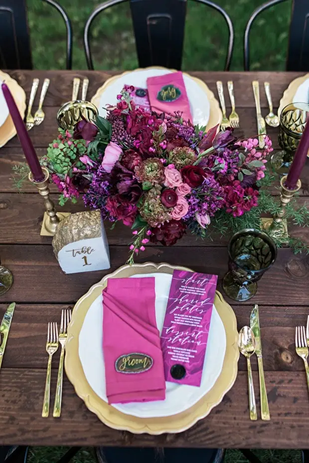 mesa posta para casamento com decoração em tons de roxo, rosa pink e magenta.