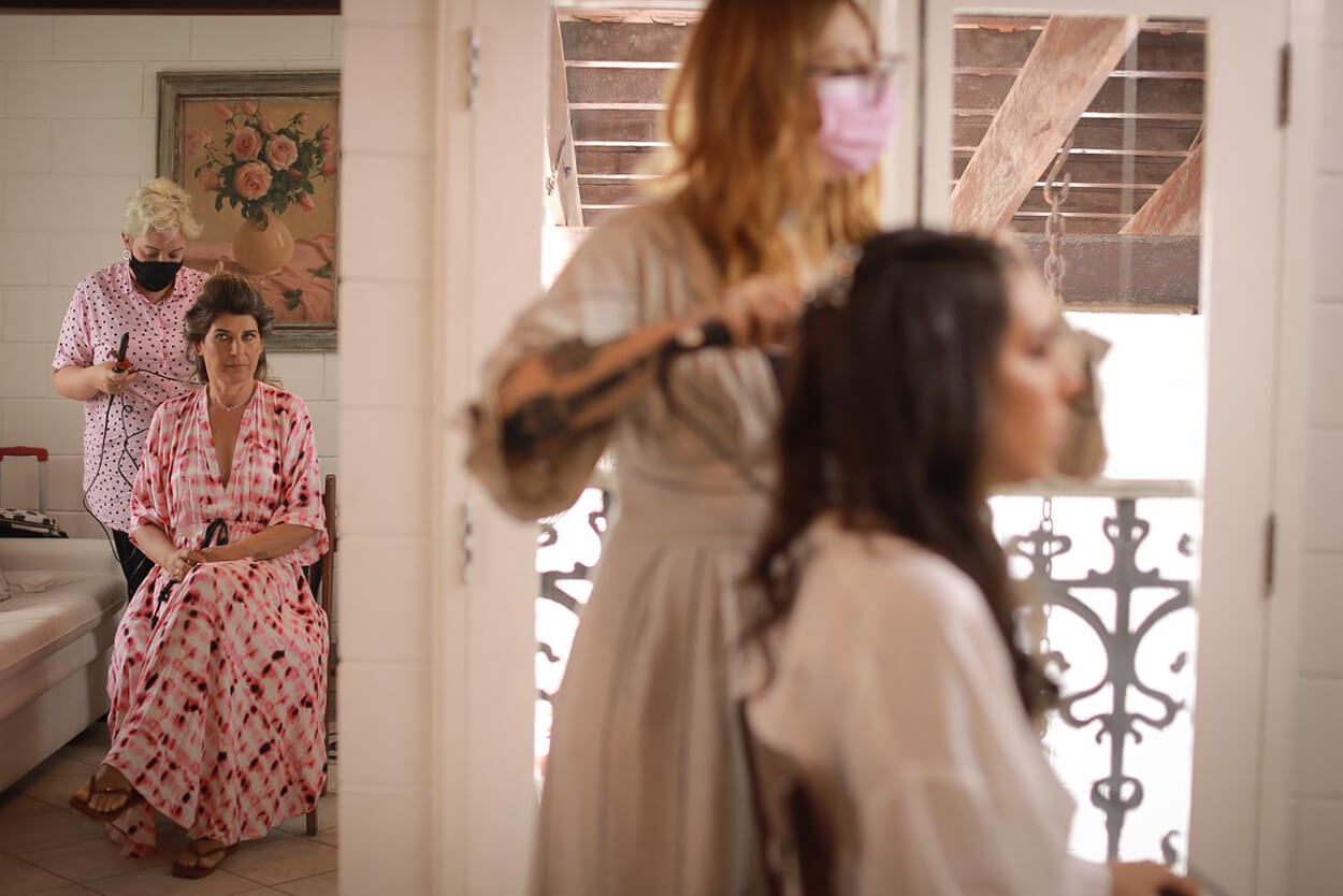 Mulheres arrumando os cabelos de mulheres no quarto