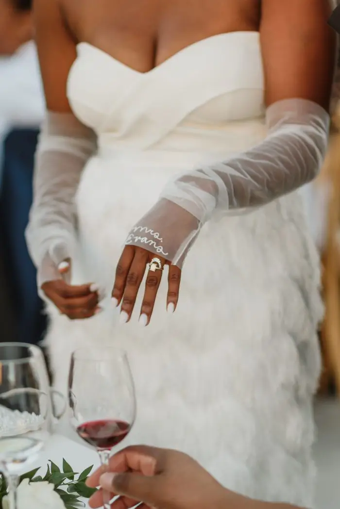 mão de noiva com luva de ópera bordada é tendência de casamento em 2023
