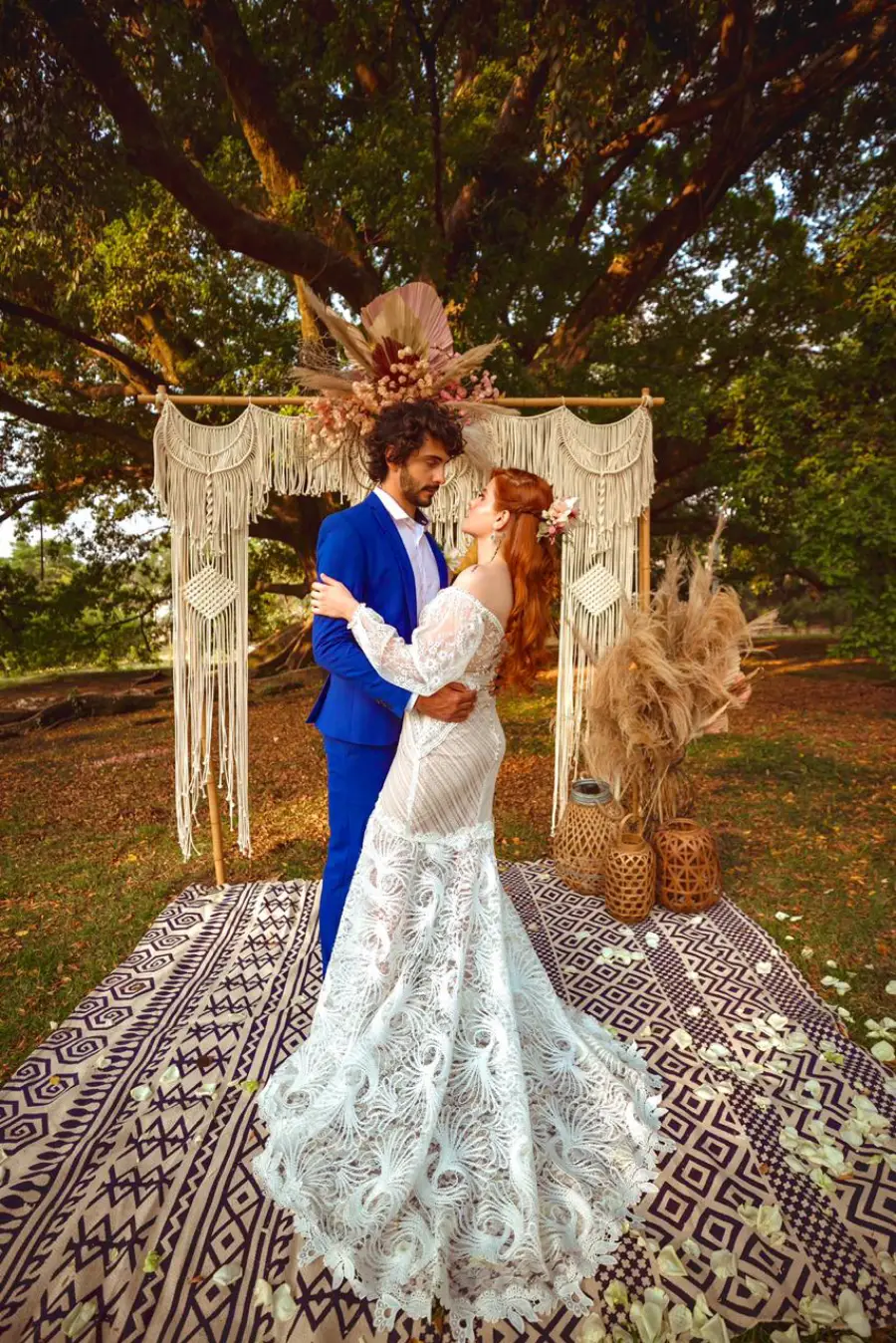 casal de noivos em frente a um altar de macramê para cerimônia de casamento na Villa Ásolo