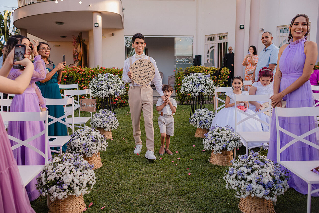 Vestido de noiva com capa e decor toda lilás em Aracaju