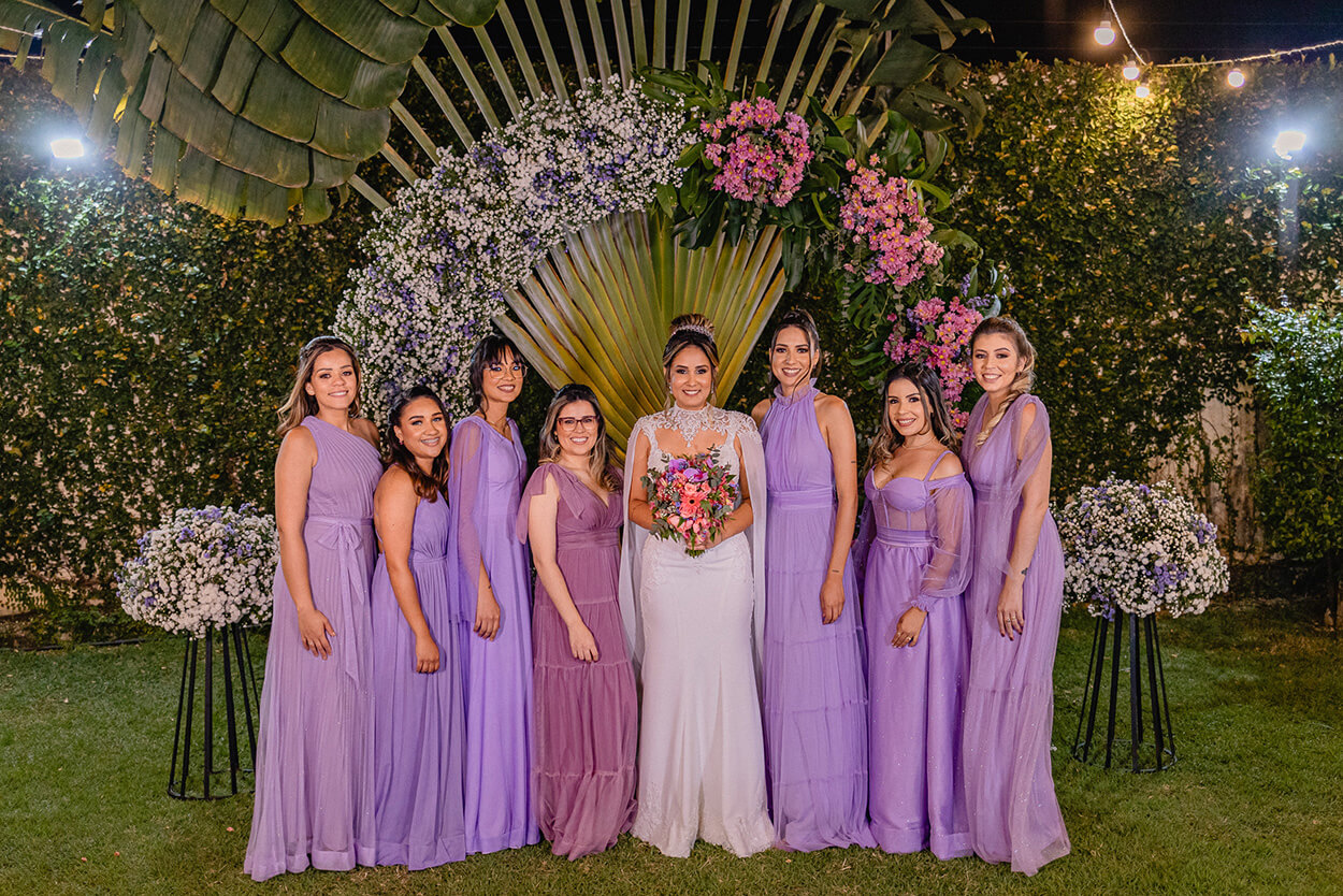 Noiva e madrinhas com vestido lilás